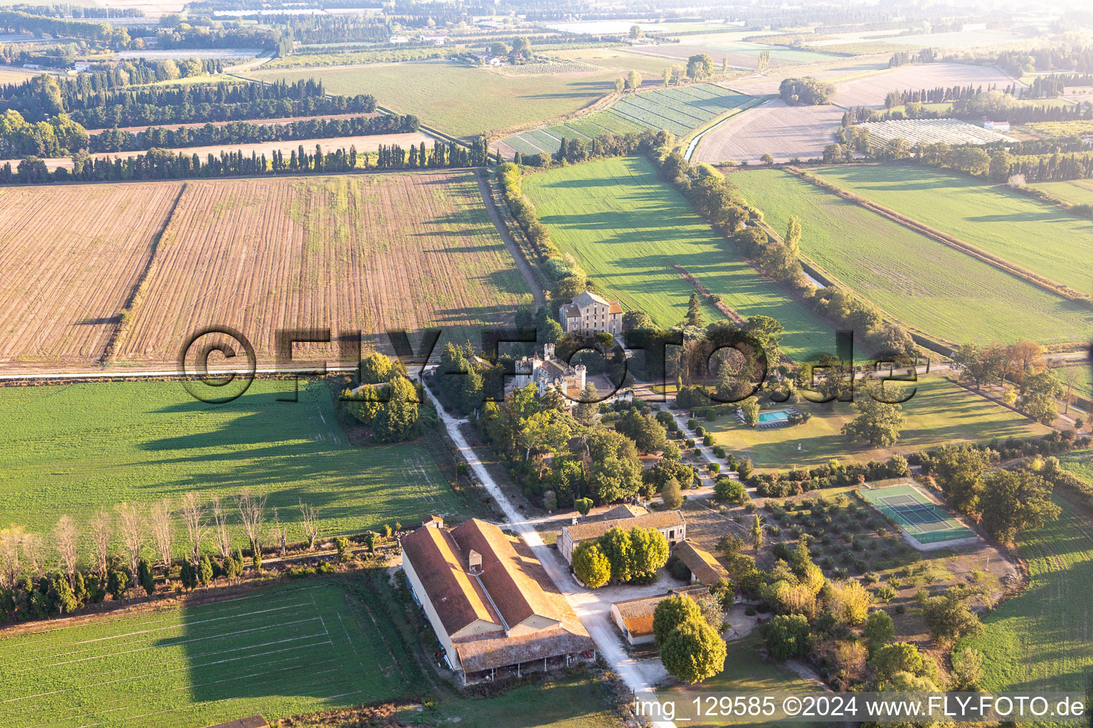 Vue aérienne de Clamasix Domaine Breuil à Graveson dans le département Bouches du Rhône, France