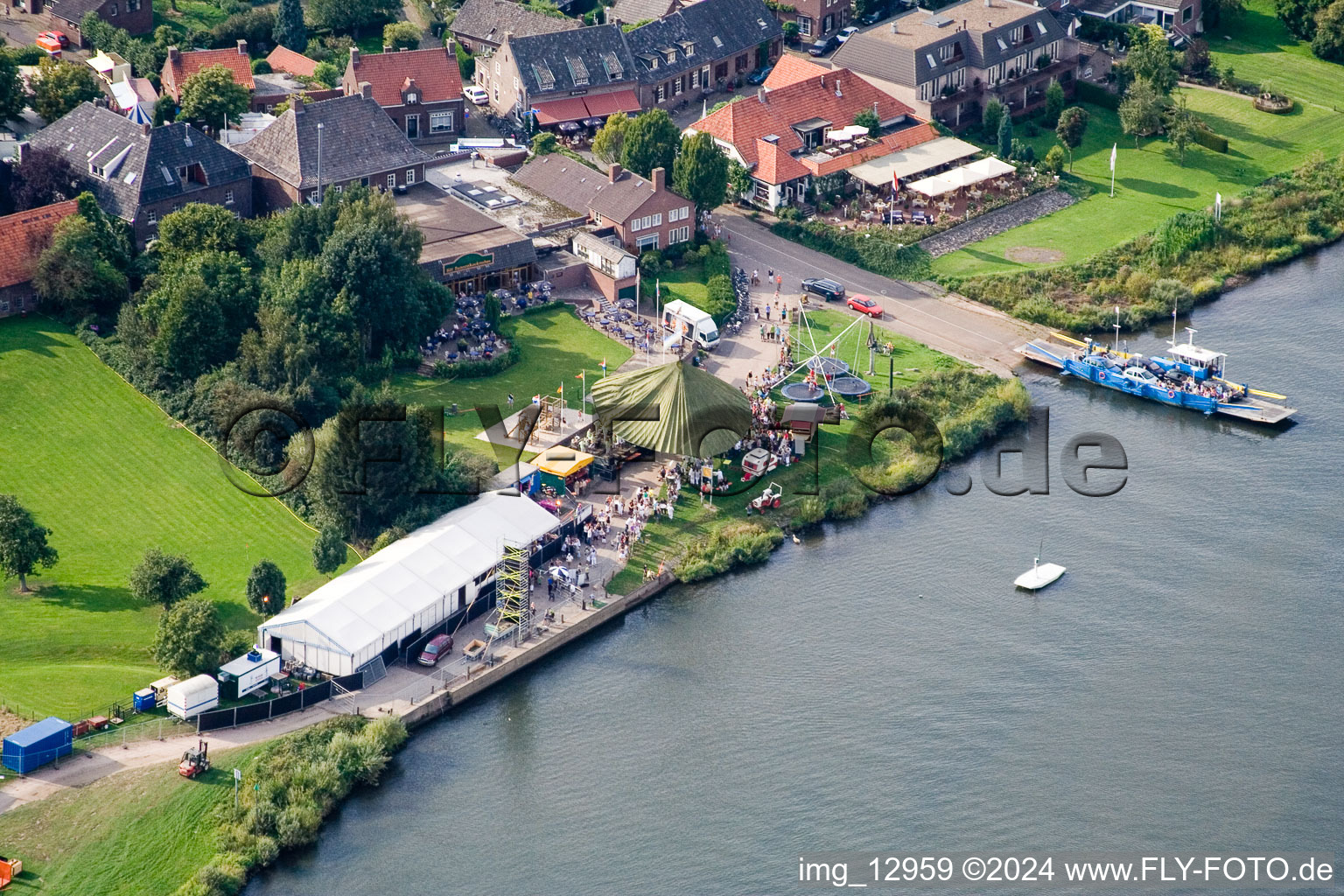 Vue aérienne de Un ferry d'Autoveer Broekhuizen - Arcen traverse la Meuse à Broekhuizen dans le département Limbourg, Pays-Bas