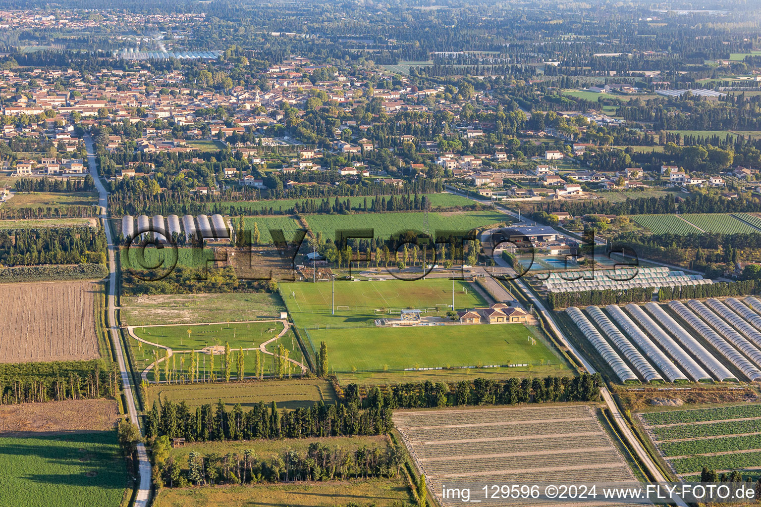 Vue aérienne de Stade Maillanais à Maillane dans le département Bouches du Rhône, France