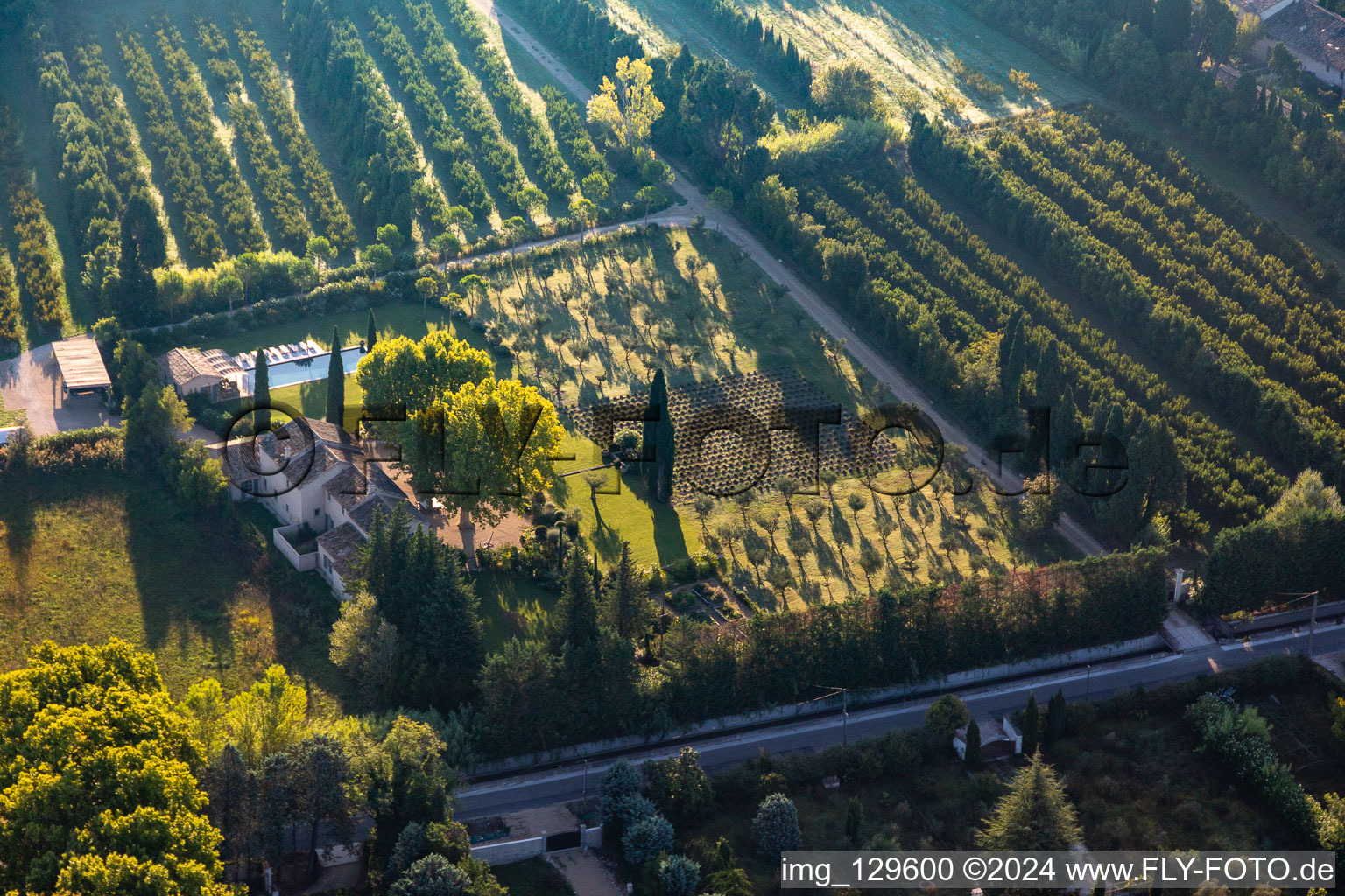 Vue aérienne de Mas Des Senteurs à le quartier Les Écarts in Saint-Rémy-de-Provence dans le département Bouches du Rhône, France