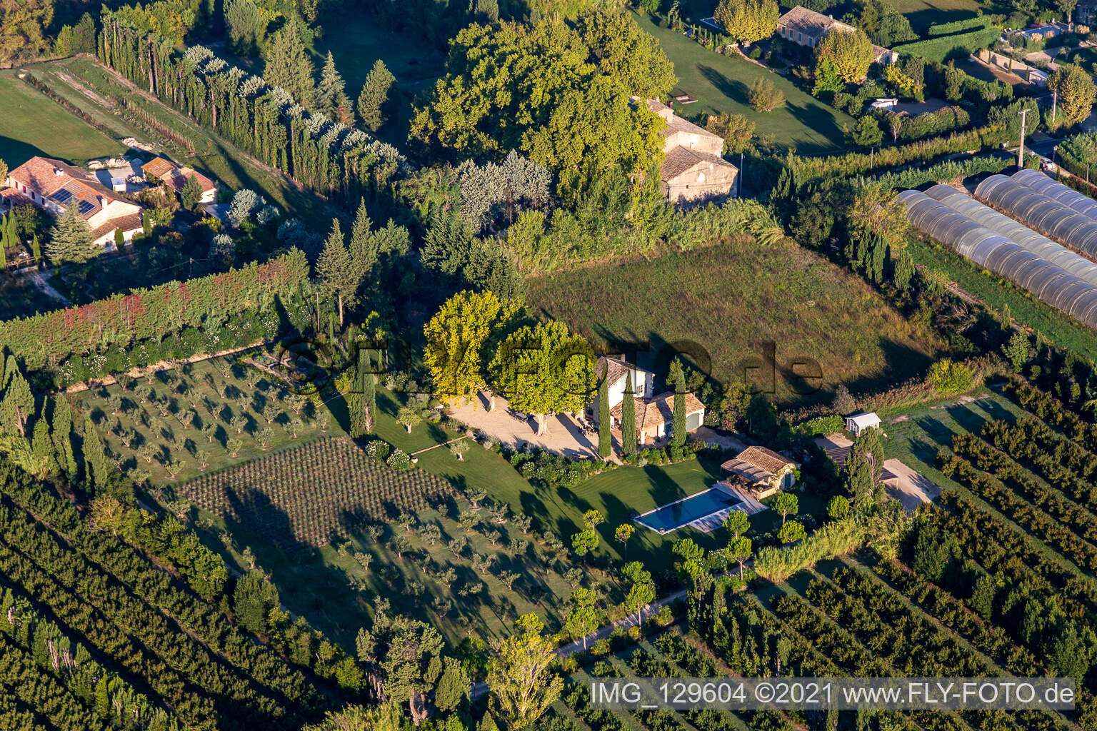 Vue aérienne de Saint-Rémy-de-Provence dans le département Bouches du Rhône, France