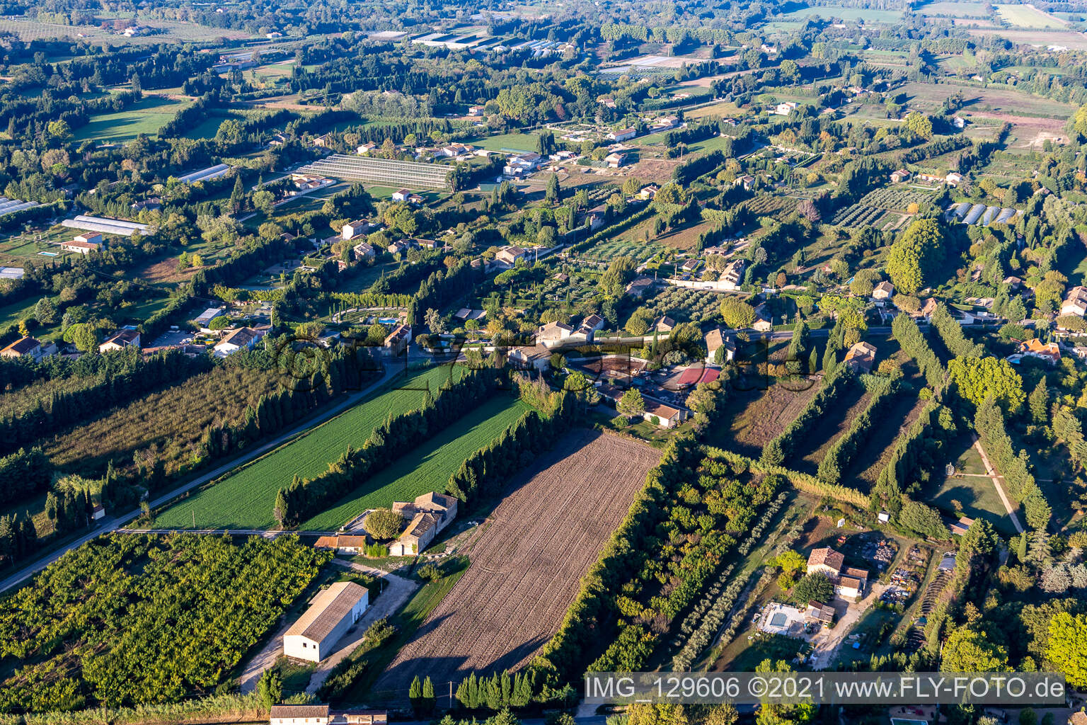 Vue aérienne de Saint-Rémy-de-Provence dans le département Bouches du Rhône, France