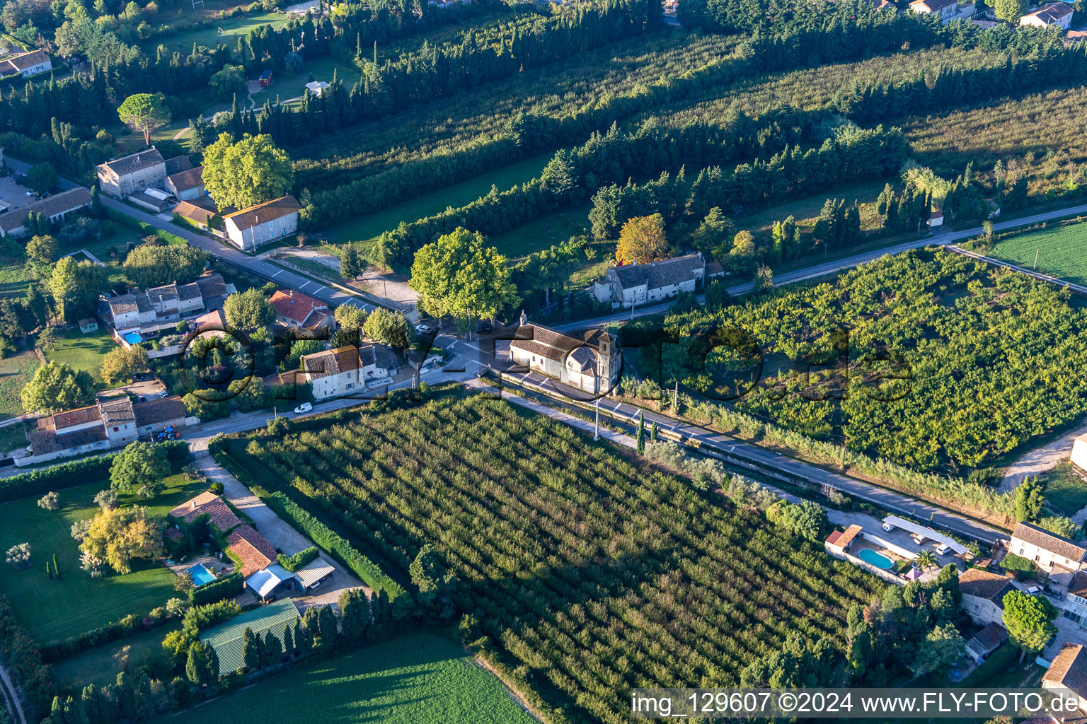 Vue aérienne de Chapelle Saint-Roch à Saint-Rémy-de-Provence dans le département Bouches du Rhône, France