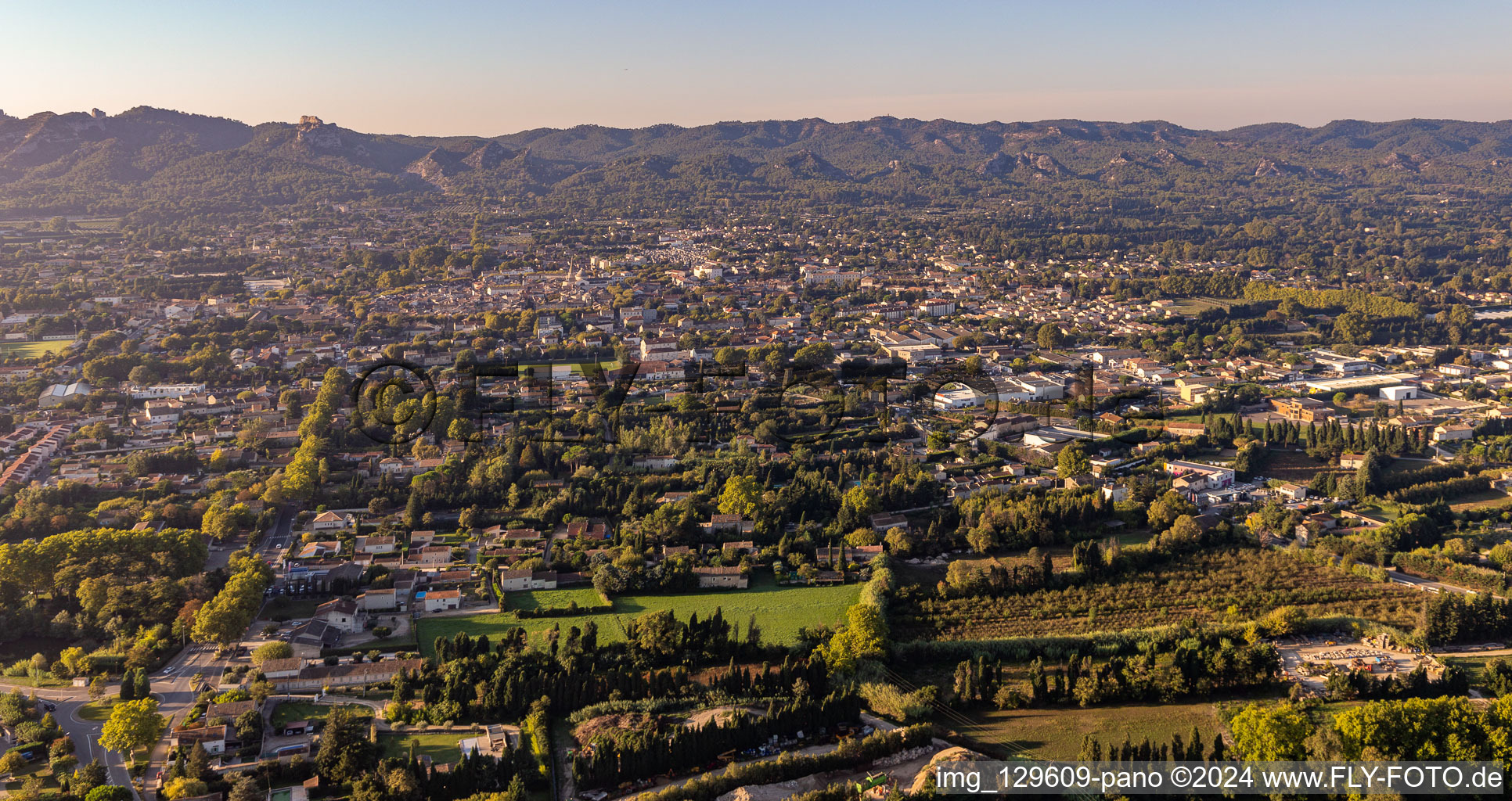 Vue aérienne de Saint-Rémy-de-Provence dans le département Bouches du Rhône, France