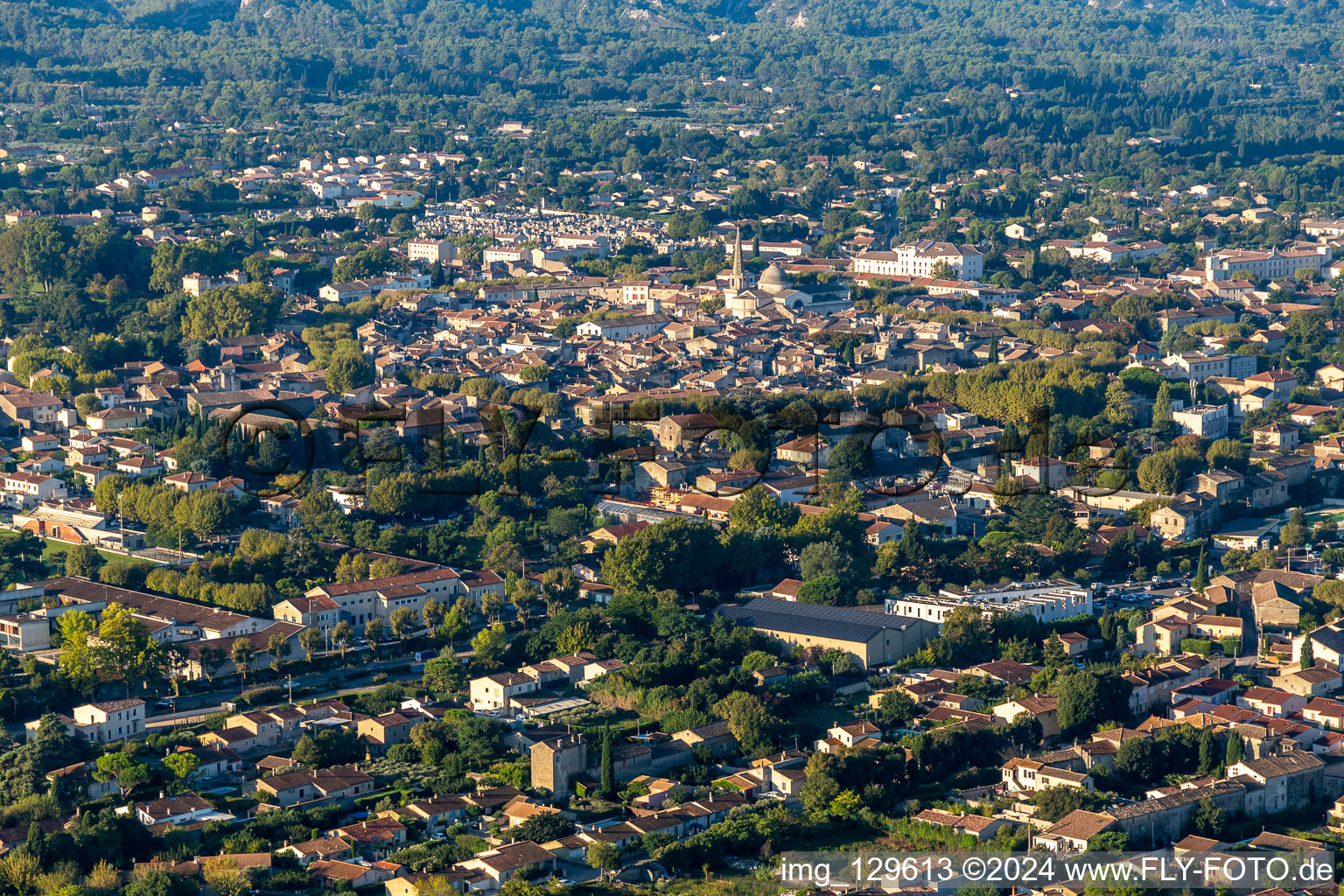 Vue aérienne de Saint-Rémy-de-Provence dans le département Bouches du Rhône, France