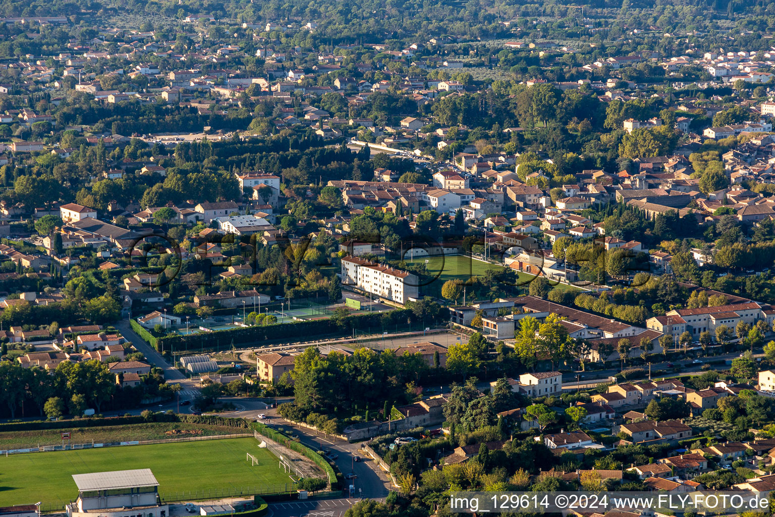 Vue aérienne de Stade de la Petite Crau à le quartier Partie Nord Est in Saint-Rémy-de-Provence dans le département Bouches du Rhône, France