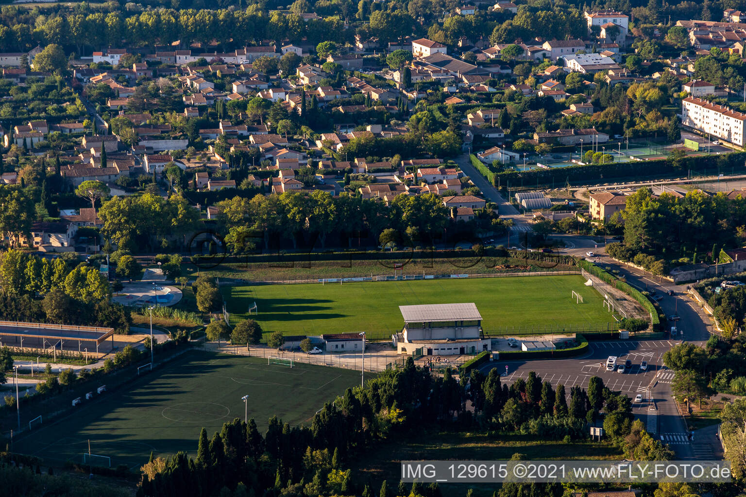 Vue aérienne de Stade de la Petite Crau à Saint-Rémy-de-Provence dans le département Bouches du Rhône, France