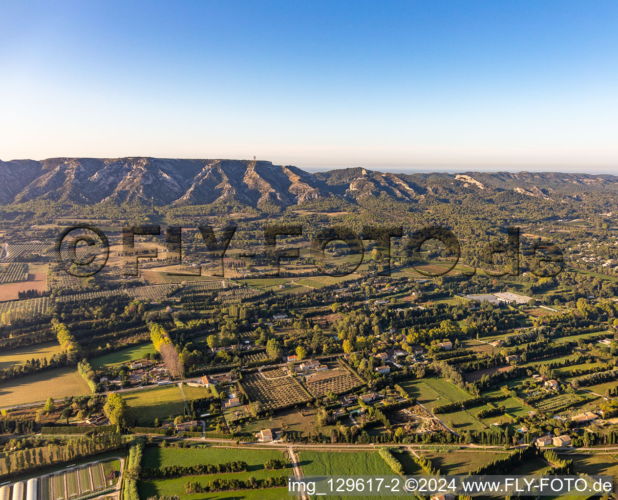 Vue aérienne de Massif des Alpilles à le quartier Partie Nord Est in Saint-Rémy-de-Provence dans le département Bouches du Rhône, France