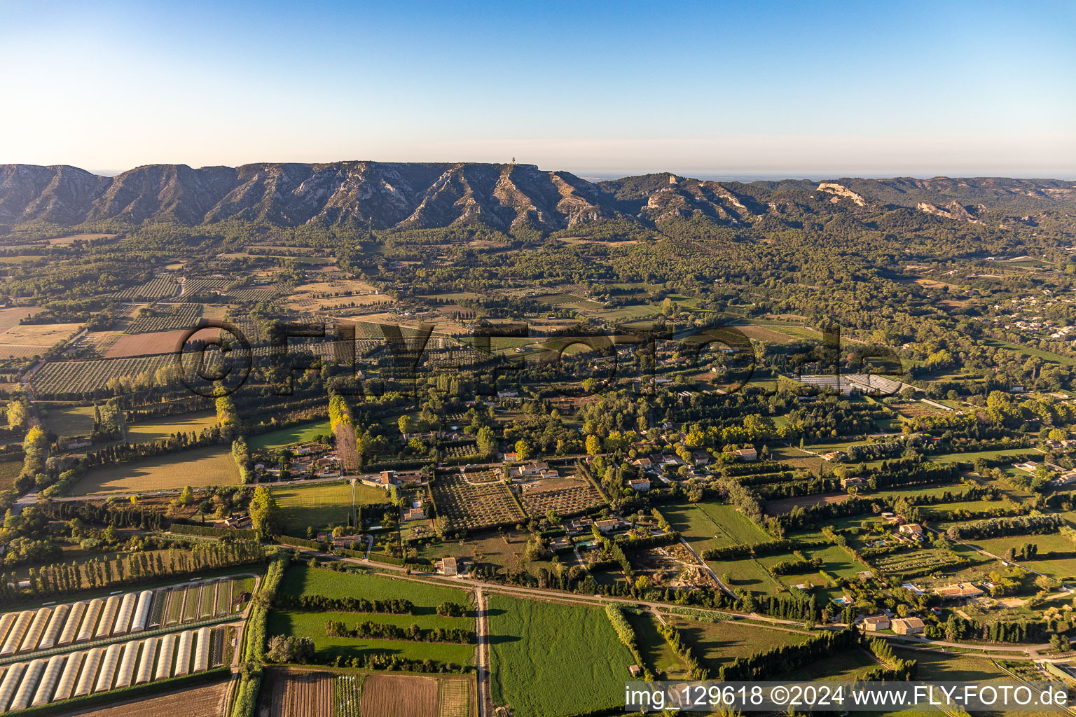 Vue aérienne de Massif des Alpilles, Château Romanin à le quartier Les Écarts in Saint-Rémy-de-Provence dans le département Bouches du Rhône, France