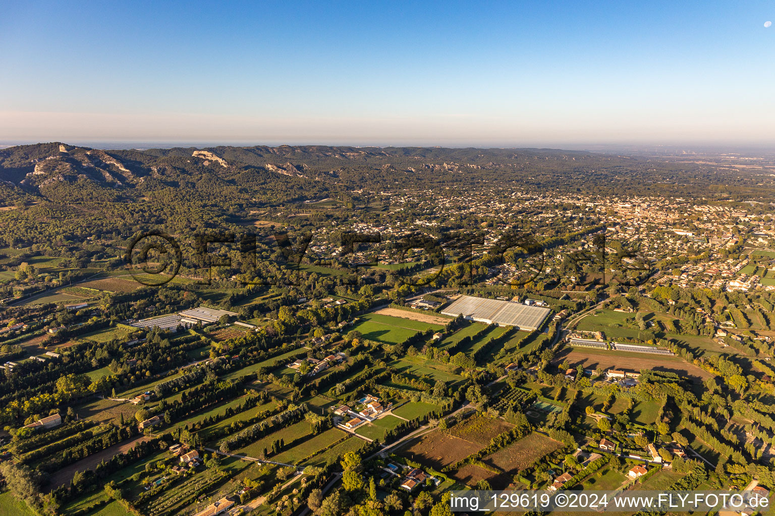 Vue aérienne de Massif des Alpilles à le quartier Les Écarts in Saint-Rémy-de-Provence dans le département Bouches du Rhône, France