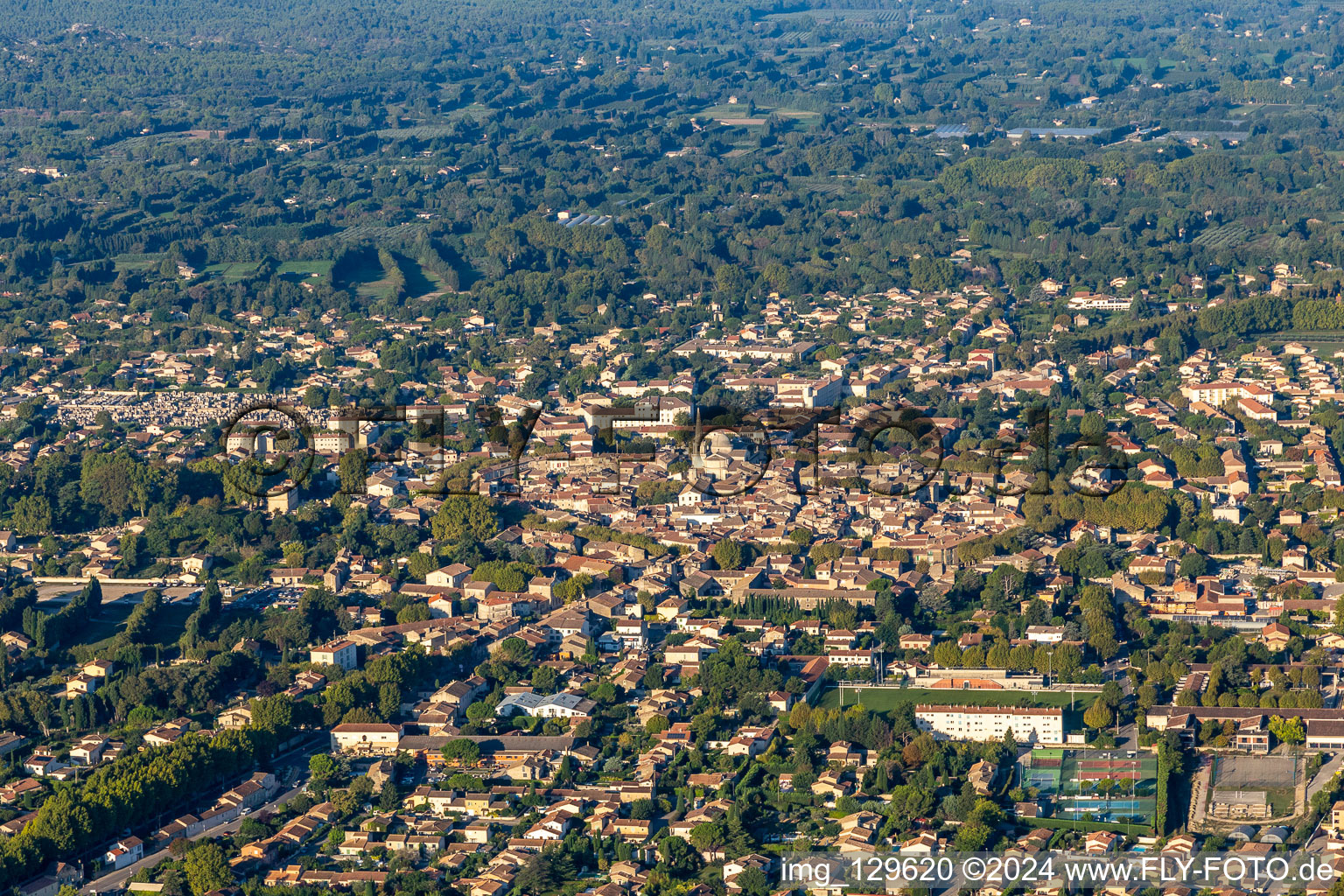 Saint-Rémy-de-Provence dans le département Bouches du Rhône, France d'en haut