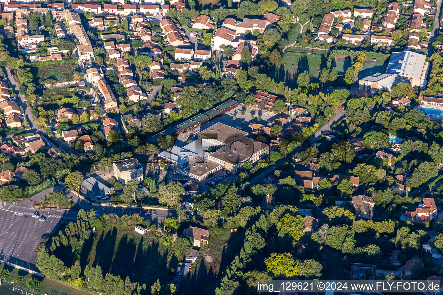 Vue aérienne de Collège Glanum à le quartier Partie Nord Est in Saint-Rémy-de-Provence dans le département Bouches du Rhône, France