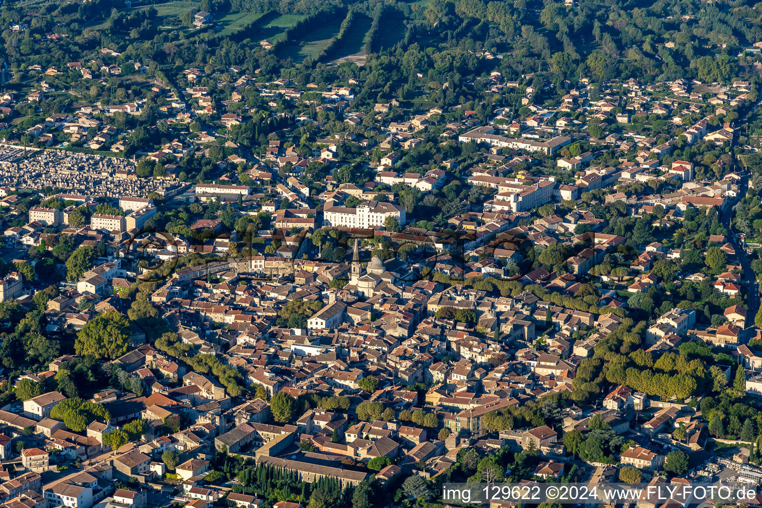 Vue aérienne de Vieux-Ville à le quartier Partie Nord Est in Saint-Rémy-de-Provence dans le département Bouches du Rhône, France