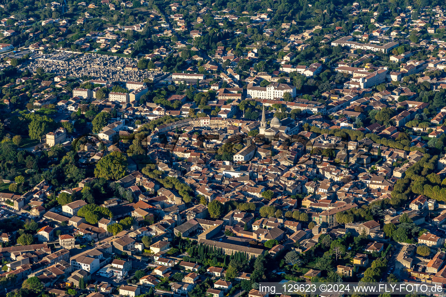 Vue aérienne de Vieux-Ville à le quartier Partie Nord Est in Saint-Rémy-de-Provence dans le département Bouches du Rhône, France