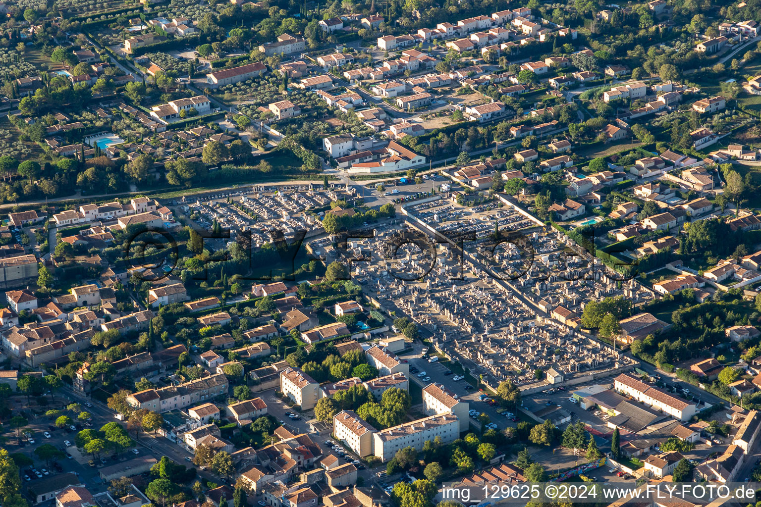 Vue aérienne de Cimetière de Saint-Rémy-de-Provence à le quartier Ceinture Centre Ville in Saint-Rémy-de-Provence dans le département Bouches du Rhône, France