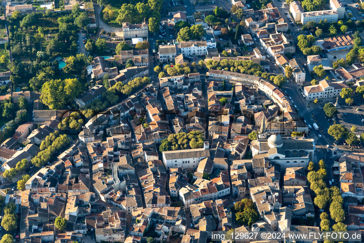 Vue aérienne de Centre historique à Saint-Rémy-de-Provence dans le département Bouches du Rhône, France
