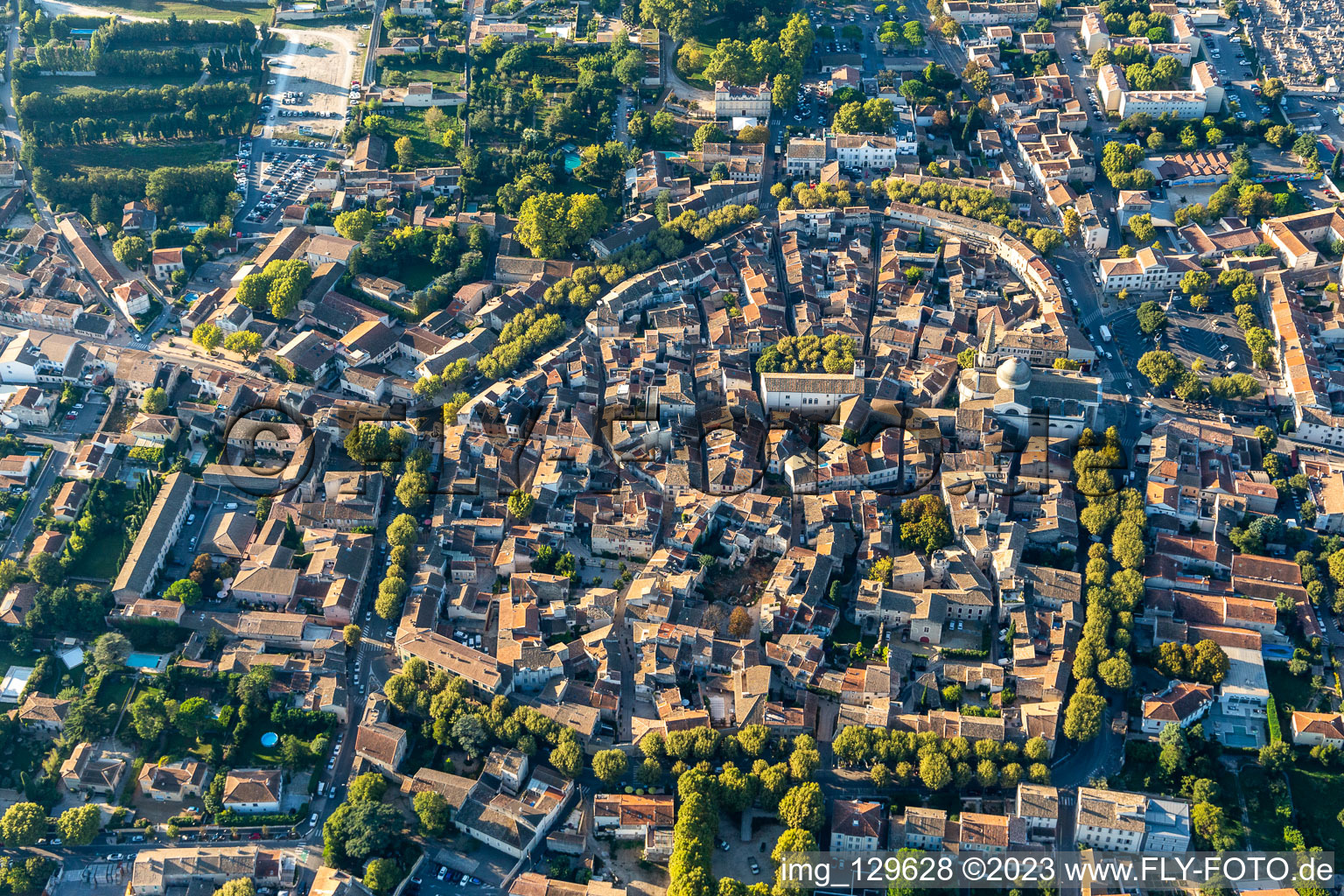 Vue aérienne de Vieille ville et centre-ville de Saint-Rémy-de-Provence à Saint-Rémy-de-Provence dans le département Bouches du Rhône, France