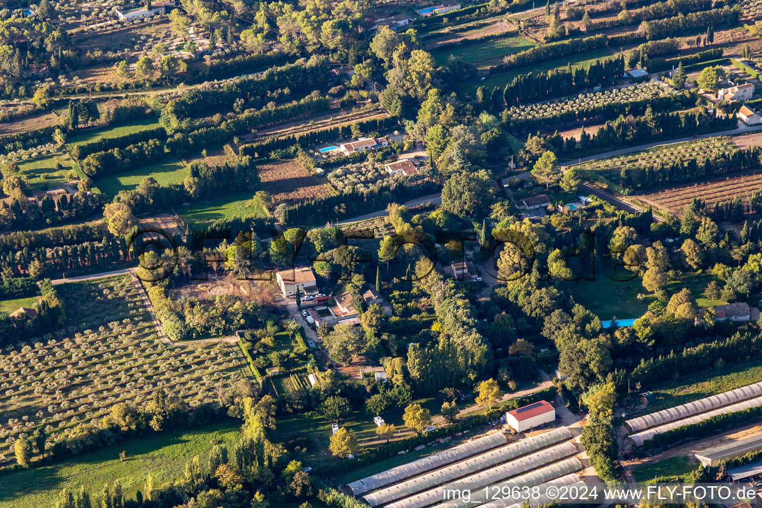 Vue aérienne de Camping À La Ferme à Saint-Rémy-de-Provence dans le département Bouches du Rhône, France