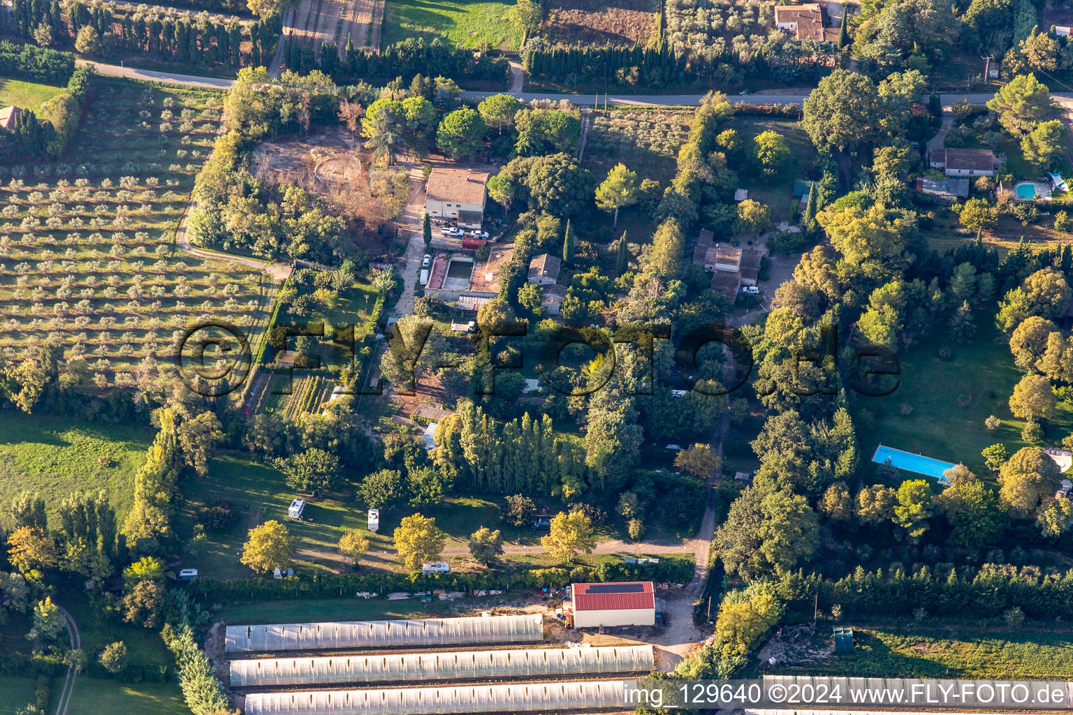 Vue aérienne de Camping À La Ferme à le quartier Les Écarts in Saint-Rémy-de-Provence dans le département Bouches du Rhône, France