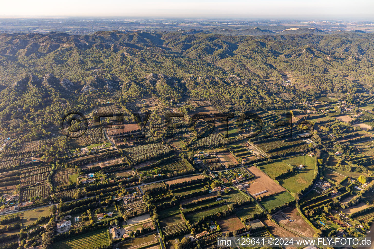 Massif des Alpilles à Saint-Rémy-de-Provence dans le département Bouches du Rhône, France d'en haut