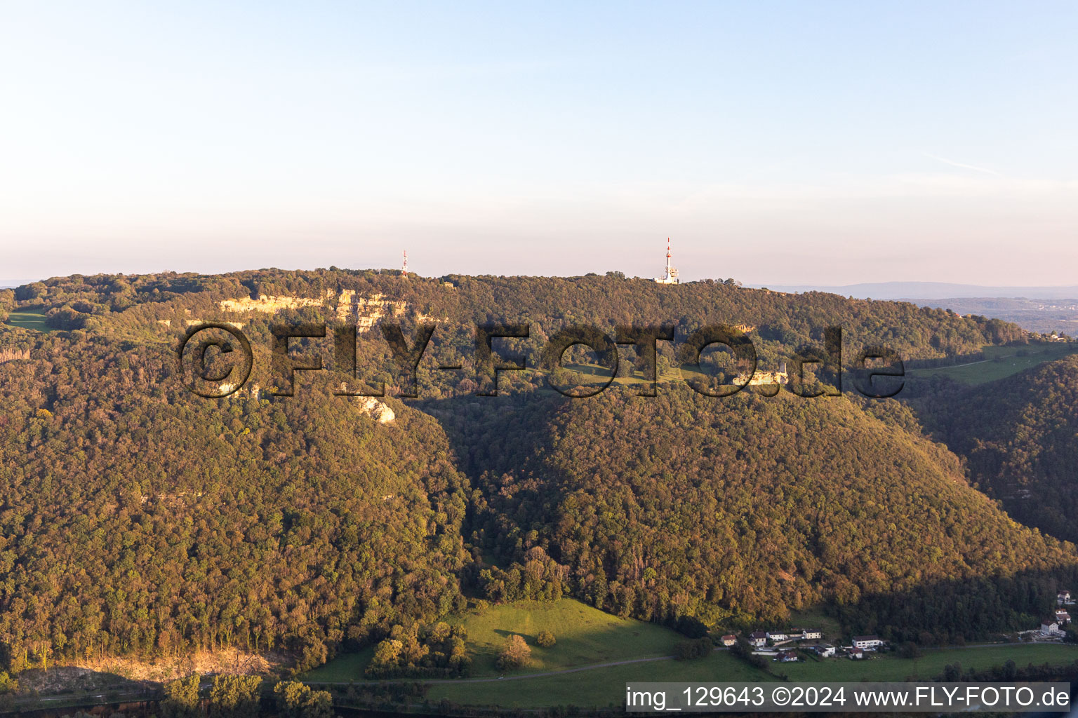 Vue aérienne de Château fort en ruine de, Belvédère et Fointaine Montfaucon à Montfaucon dans le département Doubs, France