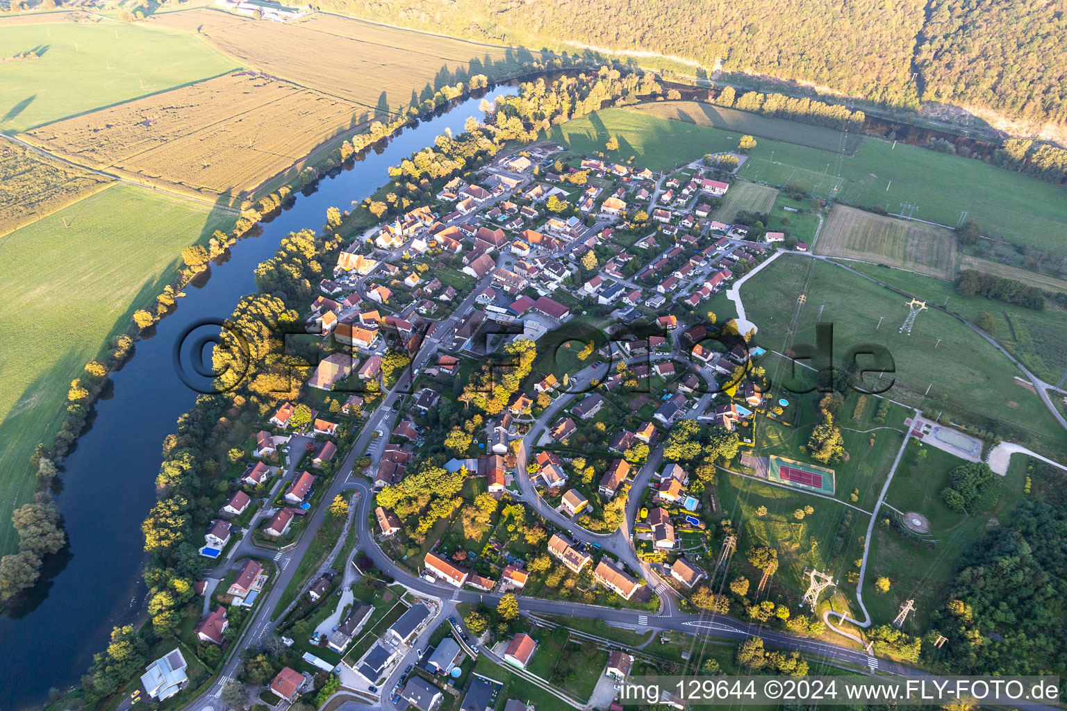 Vue aérienne de Sur les bords du Doubs à Chalezeule dans le département Doubs, France