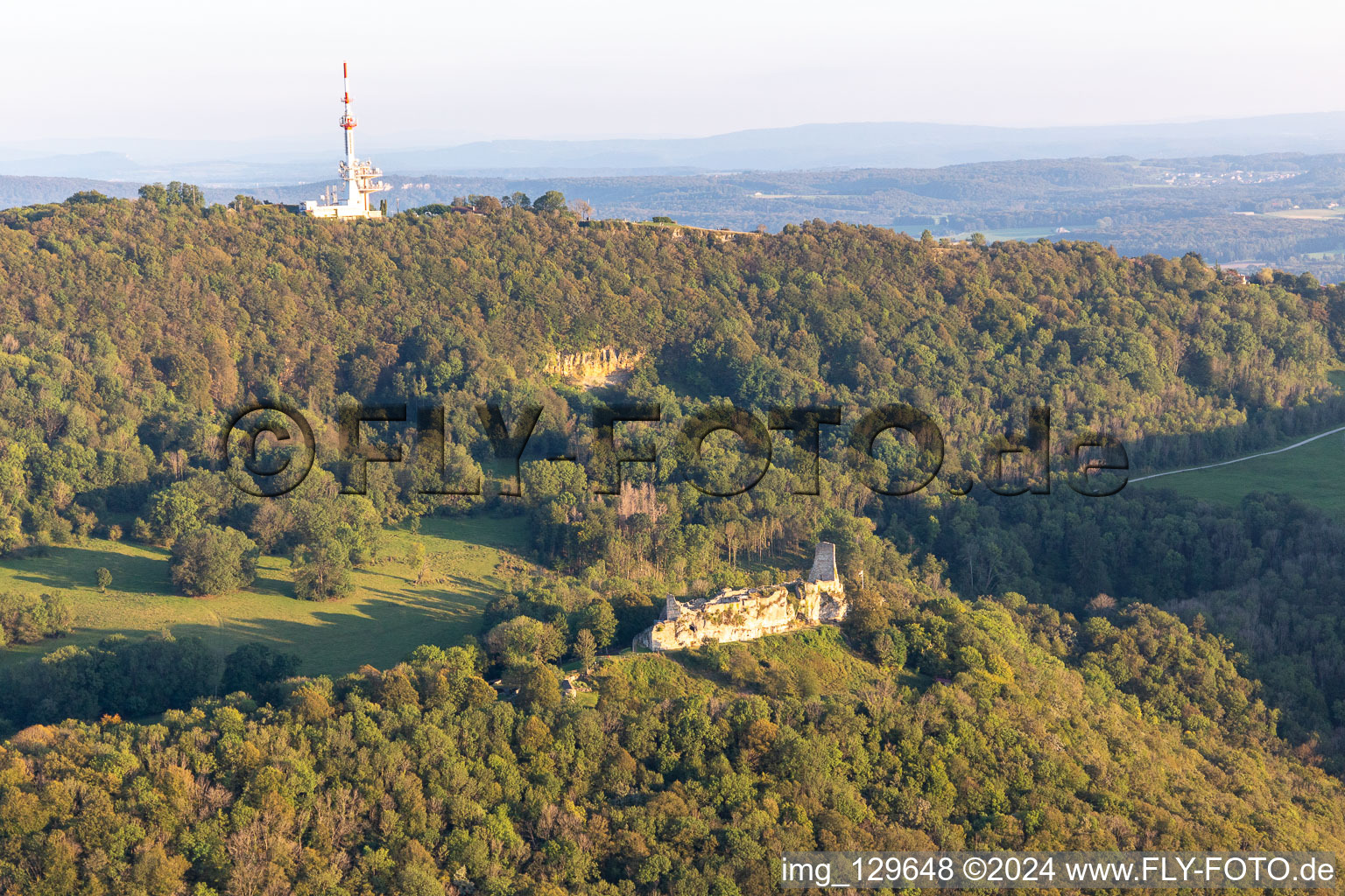 Vue aérienne de Château fort en ruines de Montfaucon à Montfaucon dans le département Doubs, France