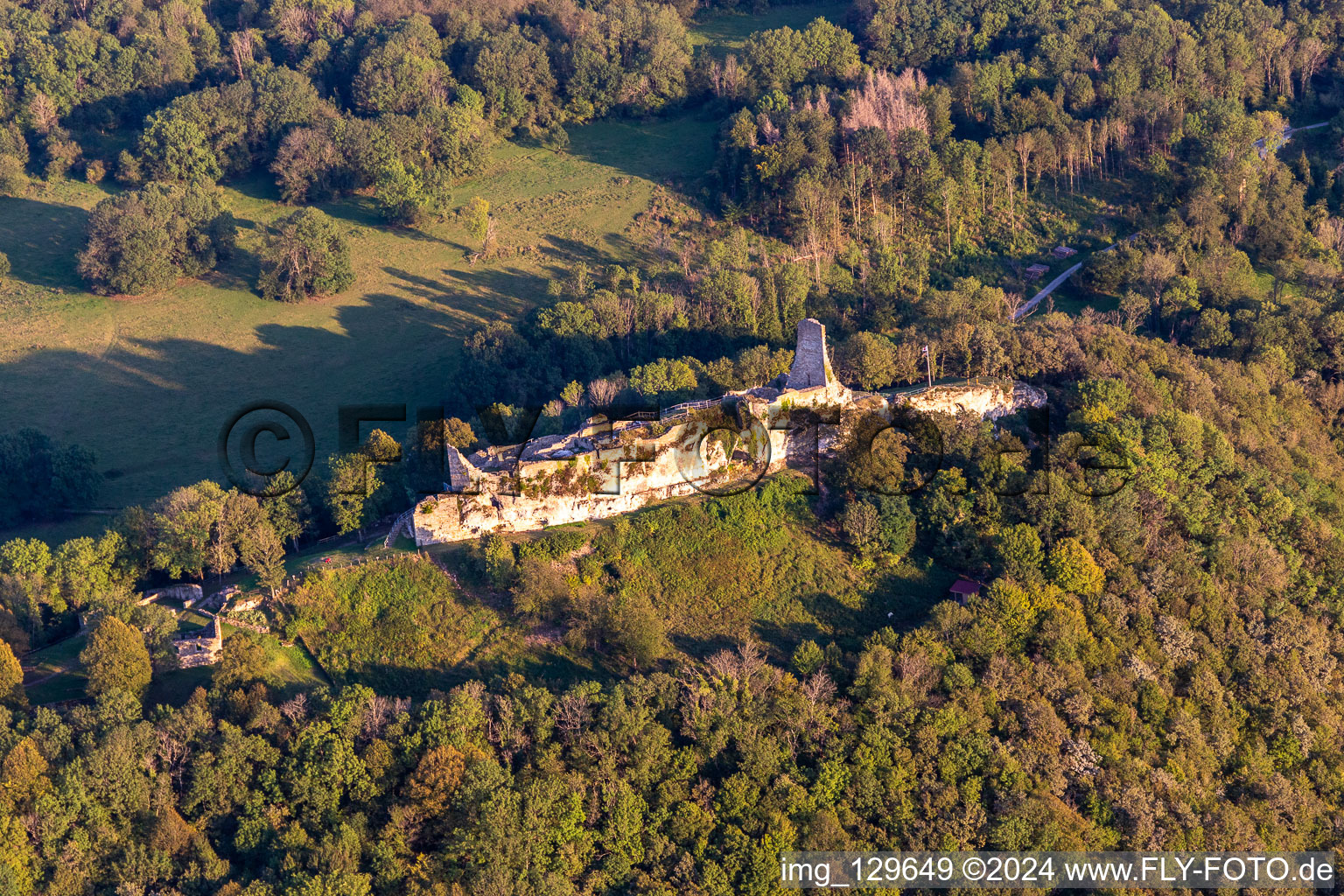 Vue aérienne de Château fort en ruines de Montfaucon à Montfaucon dans le département Doubs, France
