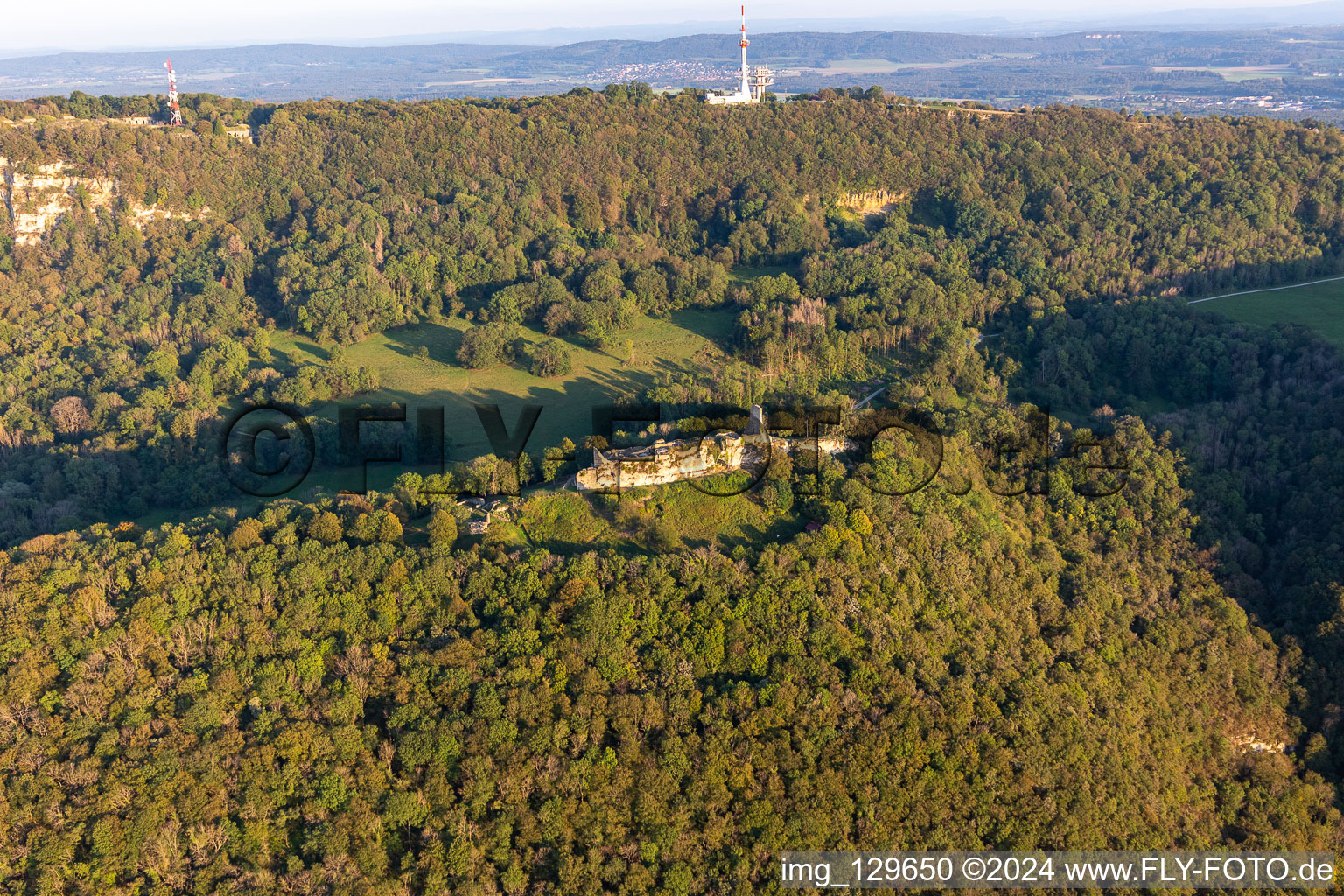 Photographie aérienne de Château fort en ruines de Montfaucon à Montfaucon dans le département Doubs, France