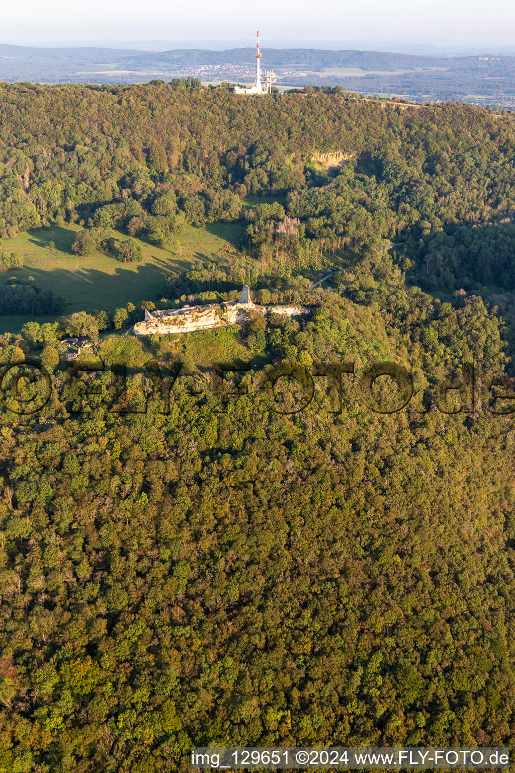 Vue oblique de Château fort en ruines de Montfaucon à Montfaucon dans le département Doubs, France