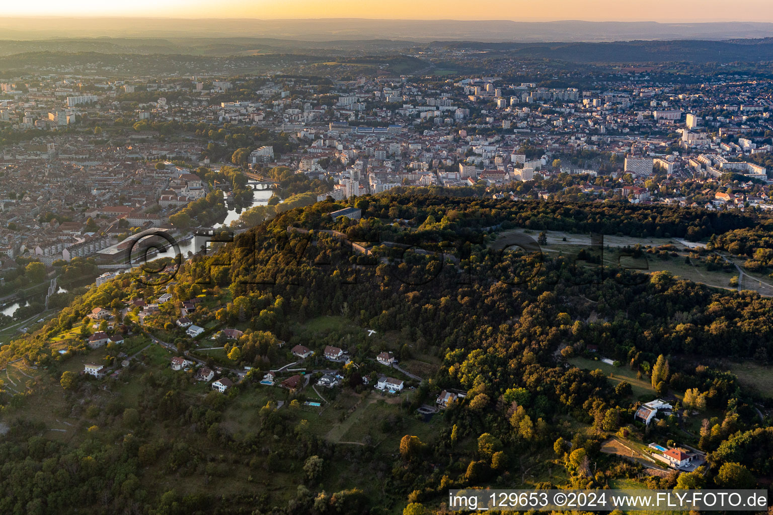 Vue aérienne de Fort de Bregille et Grand Désert à le quartier Brégille in Besançon dans le département Doubs, France