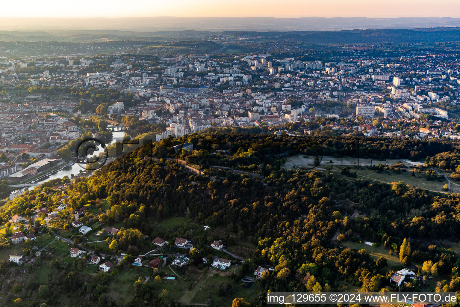 Vue aérienne de Fort de Bregille et Grand Désert à le quartier Brégille in Besançon dans le département Doubs, France