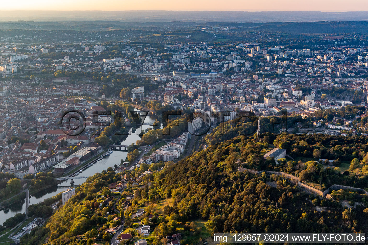 Vue aérienne de Les berges du Doubs près de Lers Chaprais à Besançon à le quartier Mouillère in Besançon dans le département Doubs, France