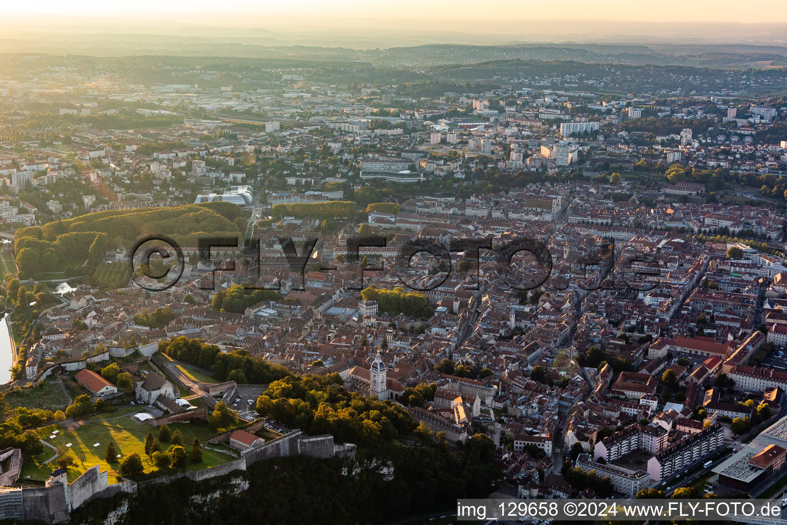 Vue aérienne de Vieille ville et centre-ville dans un méandre du Doubs à le quartier Citadelle in Besançon dans le département Doubs, France