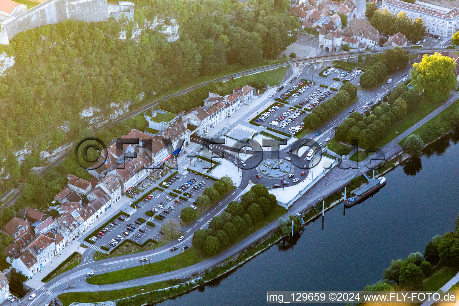 Vue aérienne de Parking Square Rivotte à le quartier Citadelle in Besançon dans le département Doubs, France