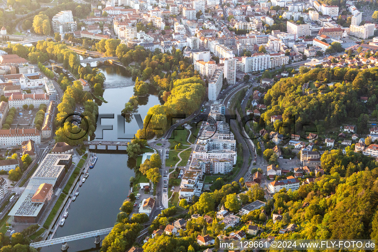 Vue aérienne de Piscine Port-Joint, Luxapparts Deux Chambres à Besançon dans le département Doubs, France