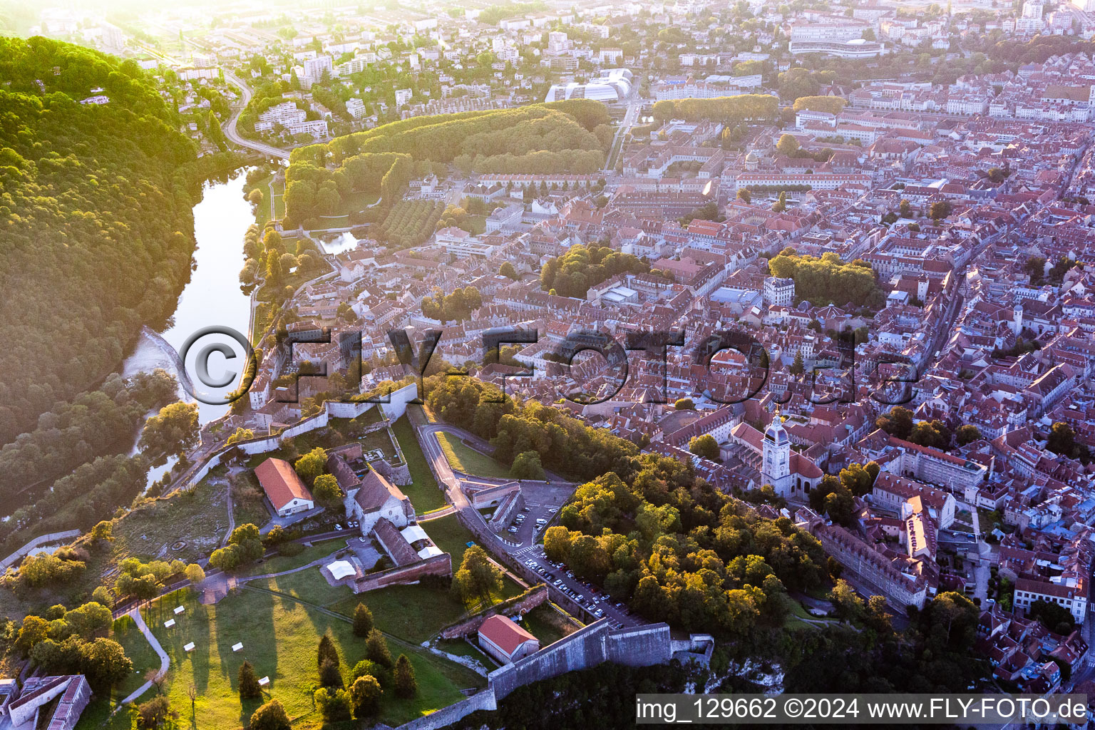 Vue aérienne de Parc Chamars à le quartier Chamars in Besançon dans le département Doubs, France