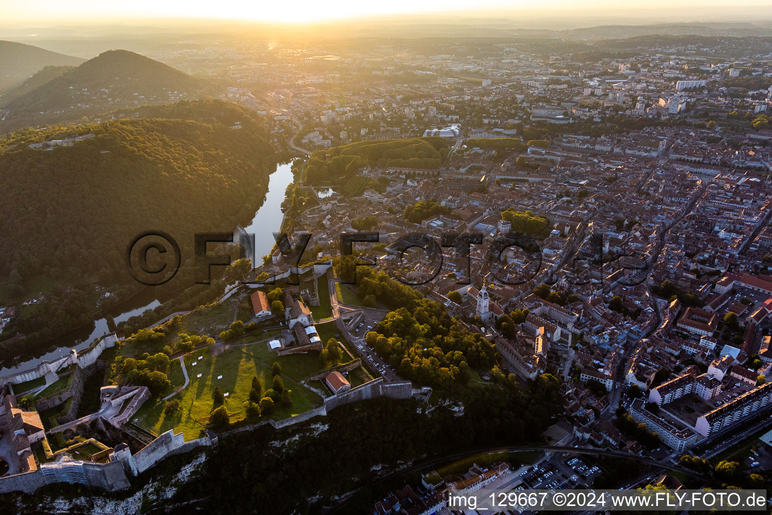 Vue aérienne de Vieille ville vue du Citadelle à le quartier Citadelle in Besançon dans le département Doubs, France