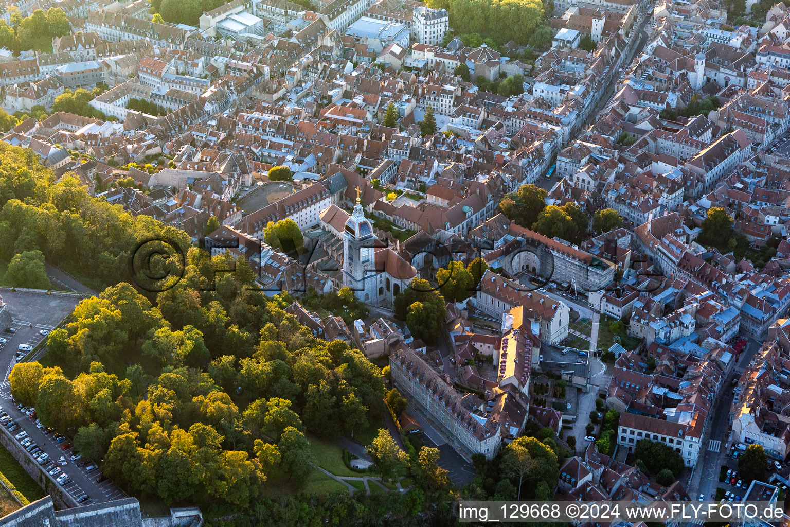 Vue aérienne de Cathédrale Saint-Jean à le quartier Citadelle in Besançon dans le département Doubs, France