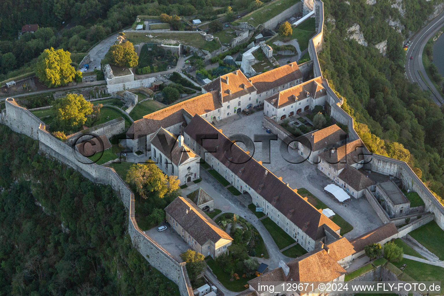 Vue aérienne de Ensemble musée et bâtiment d'exposition Espace Vauban, Musée de la Résistance et de la Déportation sur la citadelle à le quartier Citadelle in Besançon dans le département Doubs, France