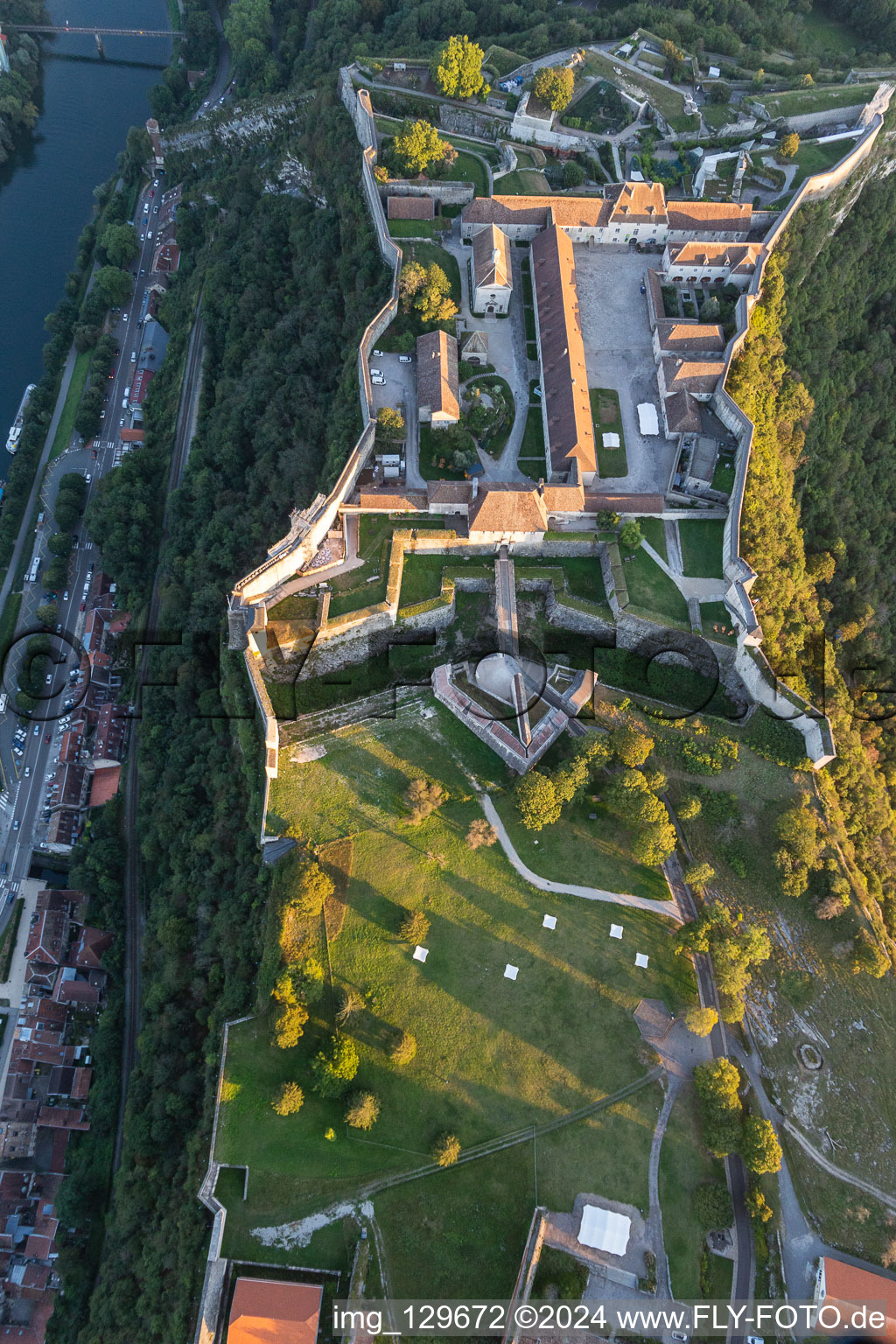 Vue aérienne de Espace Vauban, Musée de la Résistance et de la Déportation sur le Doubs à Besançon dans le département Doubs, France