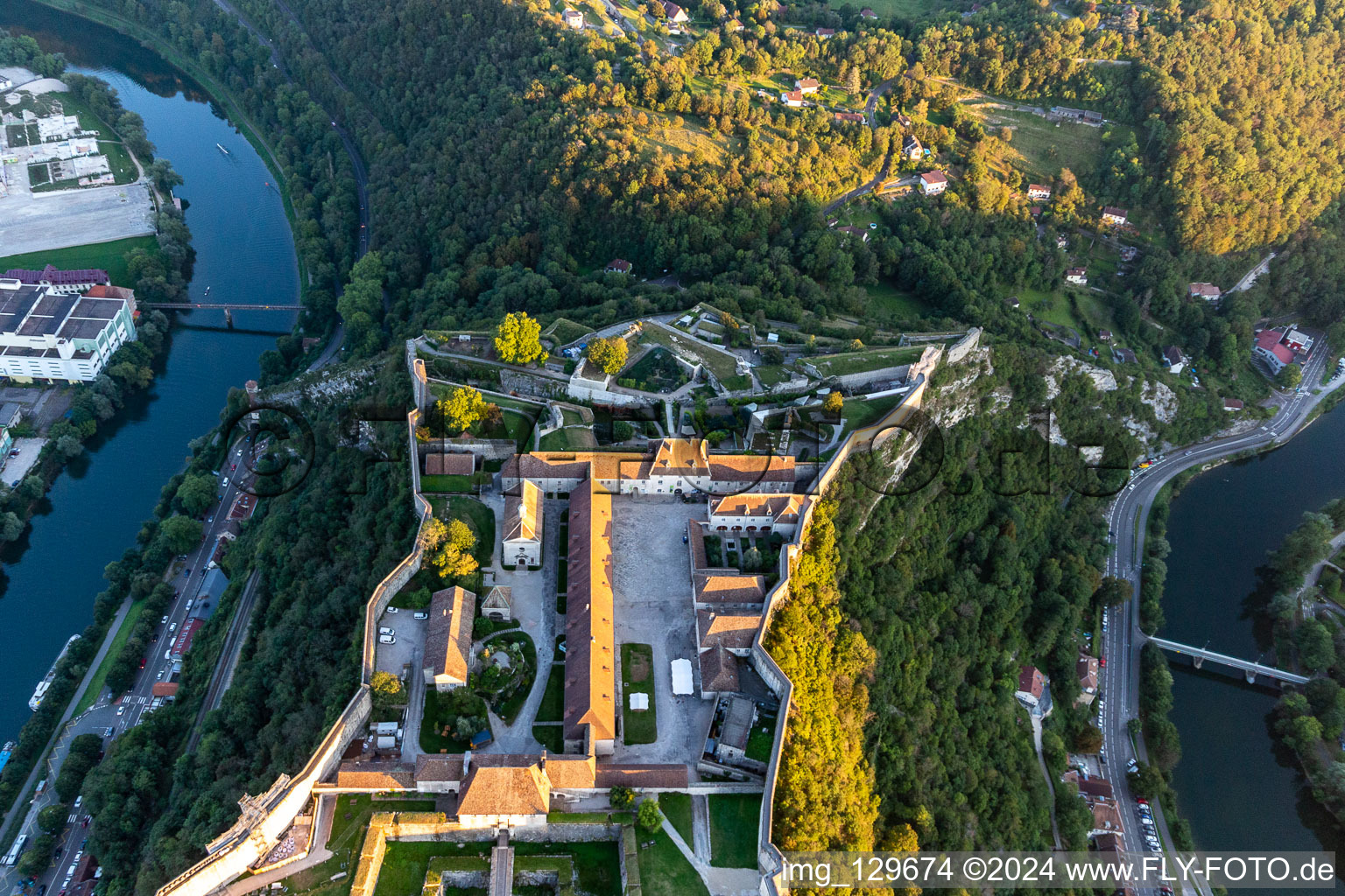 Vue aérienne de Ensemble musée et bâtiment d'exposition Espace Vauban, Musée de la Résistance et de la Déportation et Zoo de Besançon sur la citadelle à le quartier Citadelle in Besançon dans le département Doubs, France