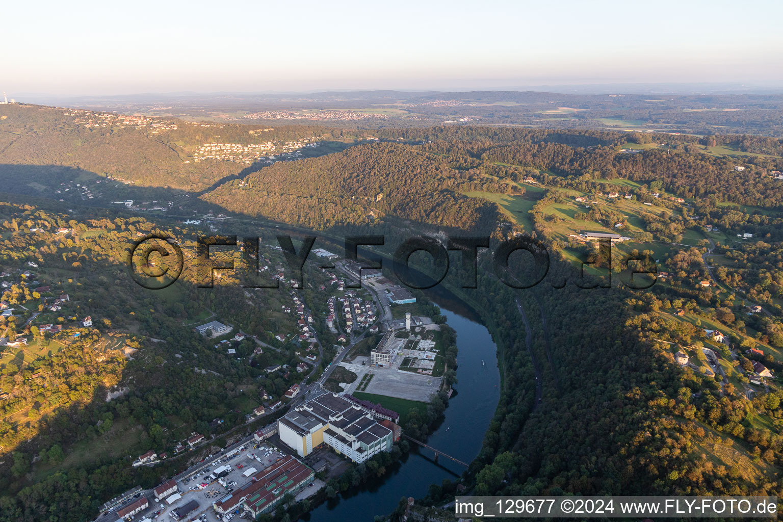 Vue aérienne de Friche Artistique Besançon, Parc de la Rhodiacéta à le quartier Brégille in Besançon dans le département Doubs, France