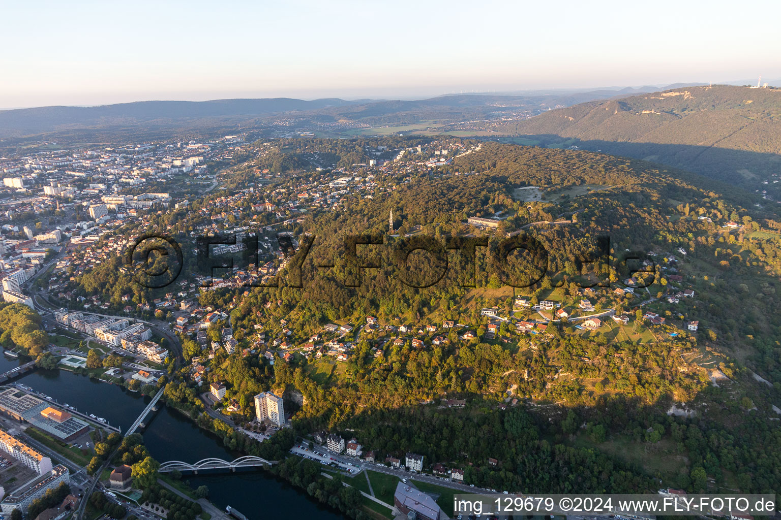 Vue aérienne de Fort de Bégille à le quartier Brégille in Besançon dans le département Doubs, France