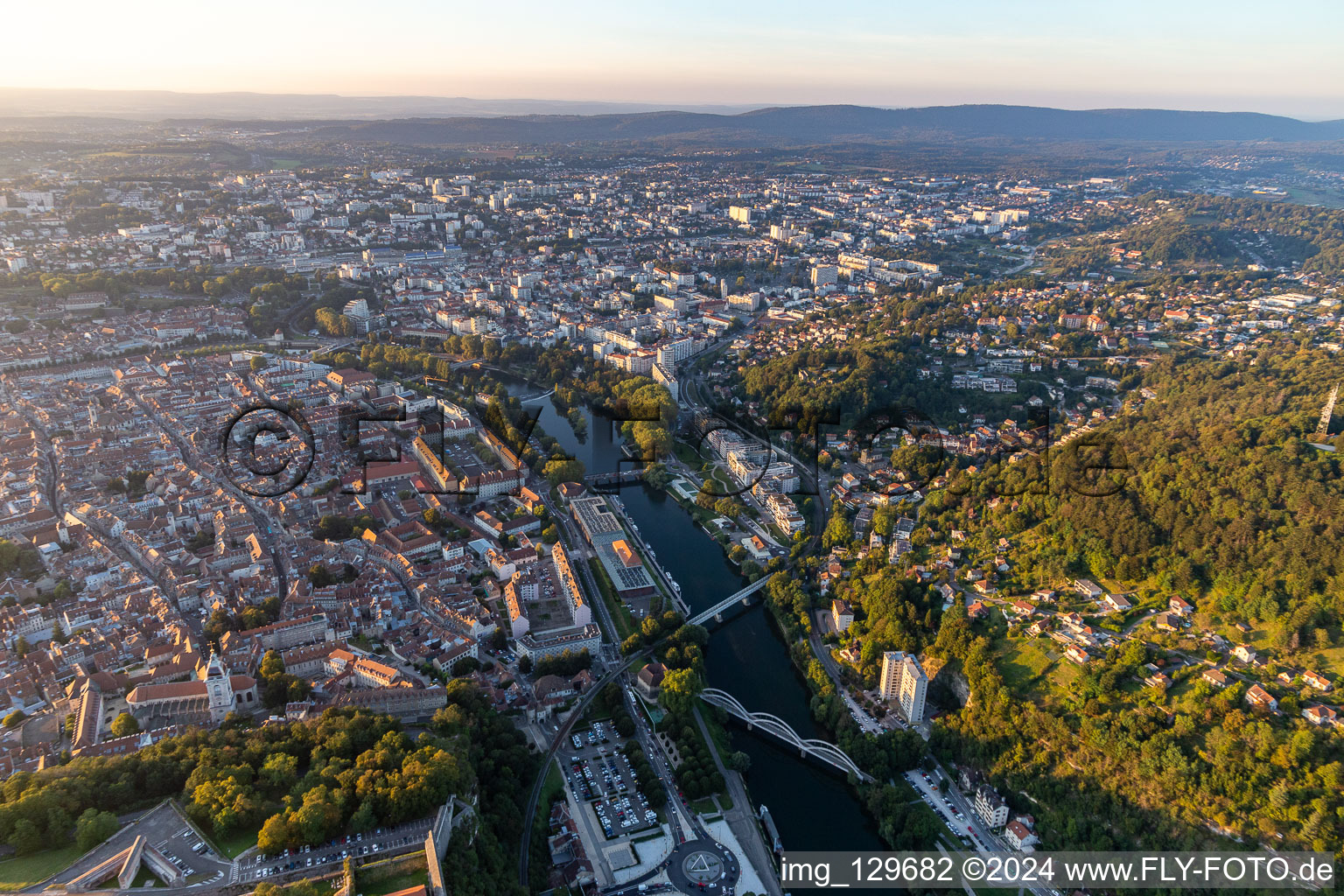 Vue aérienne de Vieille ville et centre-ville dans un méandre du Doubs à le quartier Sarrail in Besançon dans le département Doubs, France