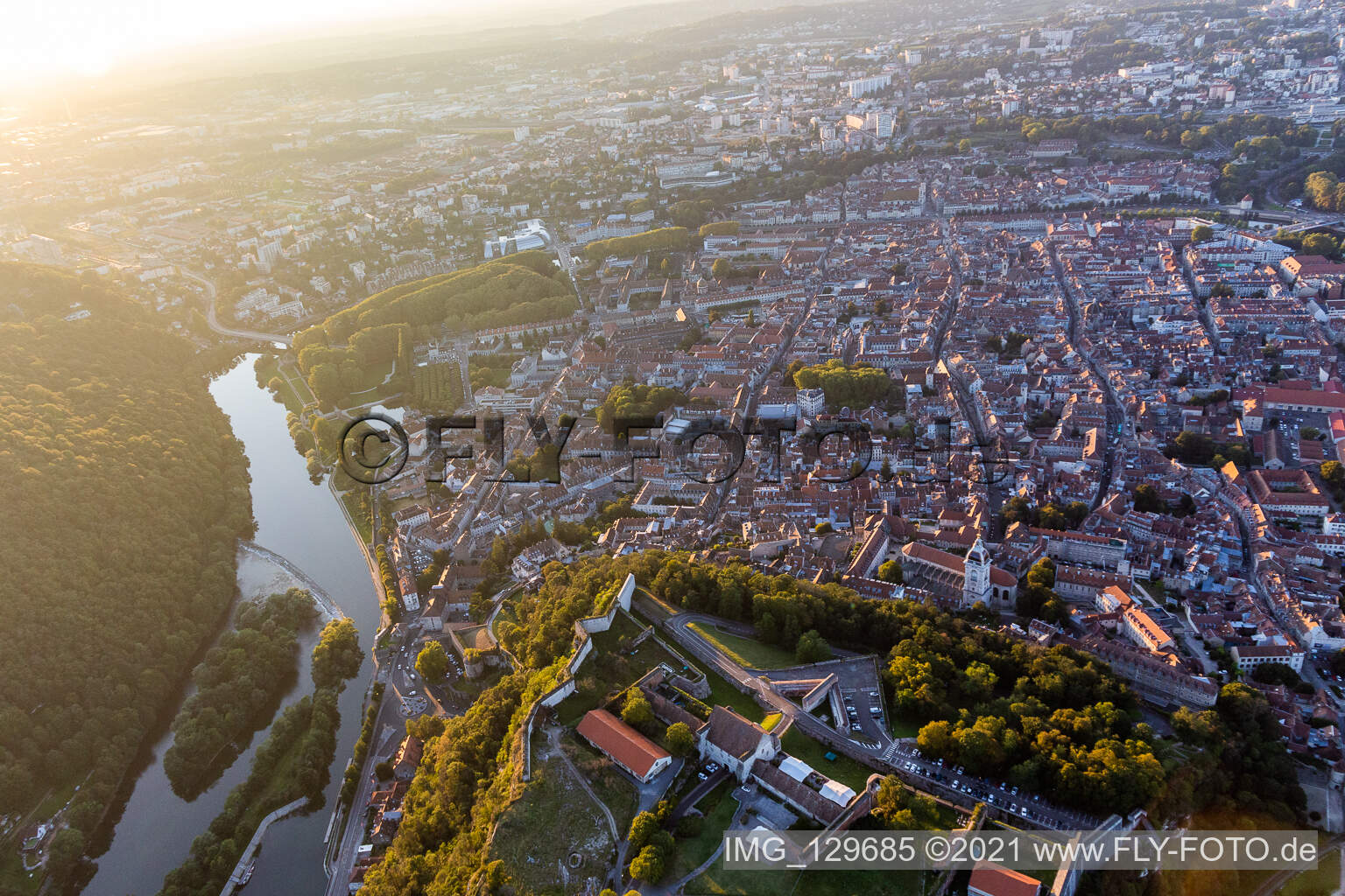 Photographie aérienne de Vieux ville vue du Citadelle à Besançon dans le département Doubs, France