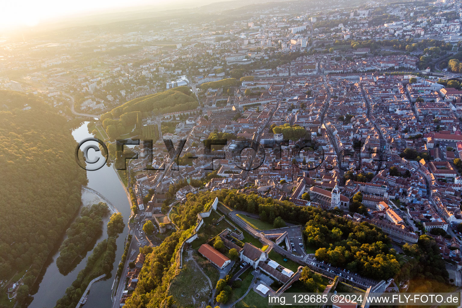 Photographie aérienne de Vieux ville vue du Citadelle à Besançon dans le département Doubs, France