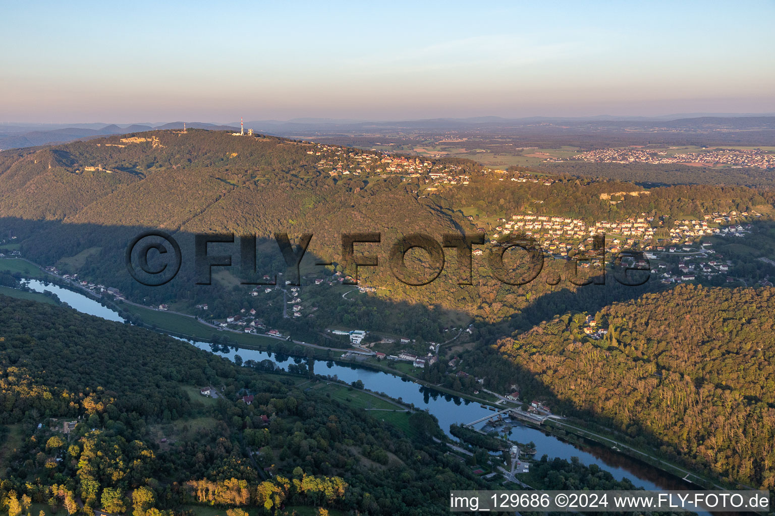 Vue aérienne de Belvédère de Montfaucon avec pylône de transmission TéléDiffusion De TDF et relais radio ERDF à Montfaucon dans le département Doubs, France