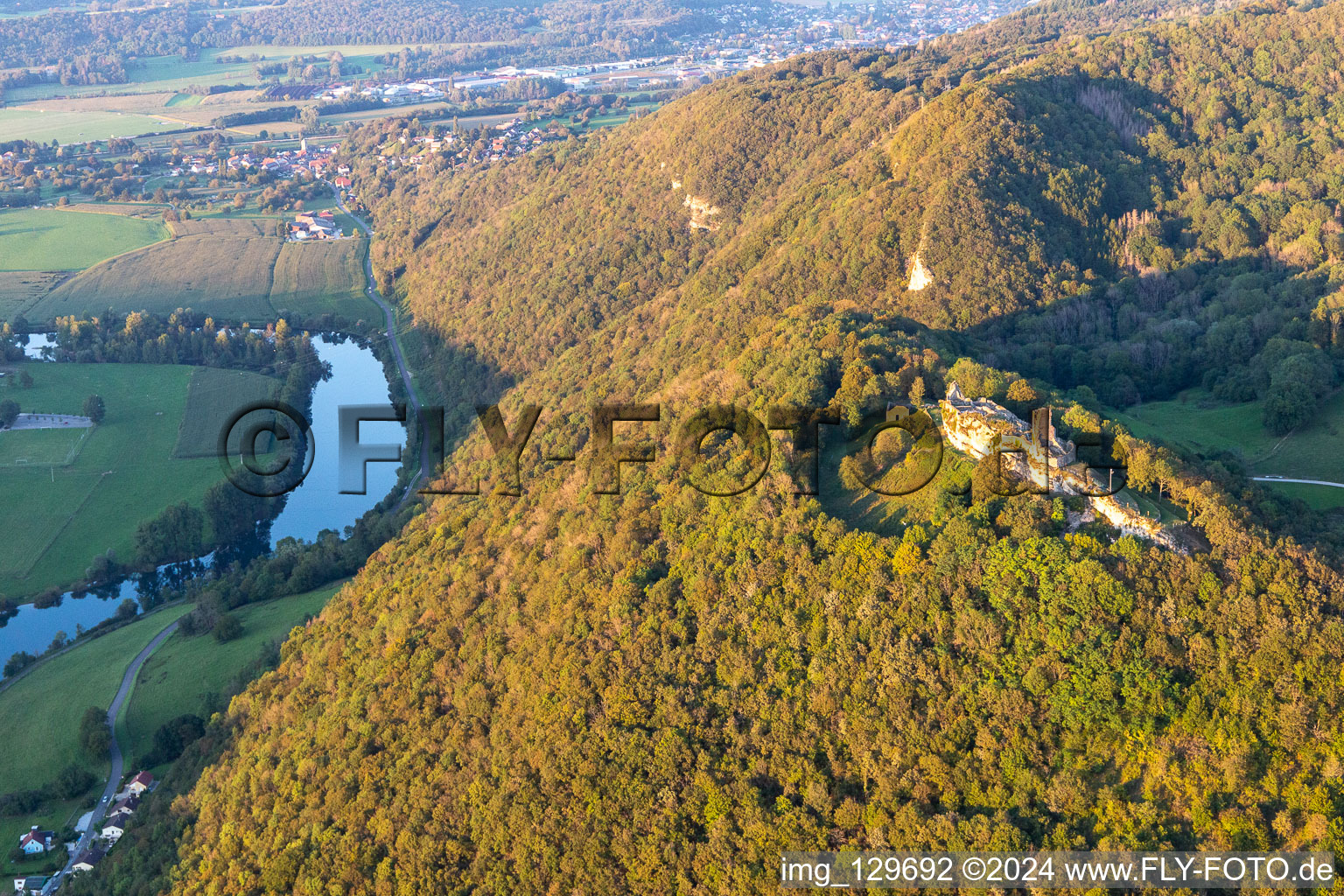 Vue aérienne de Château fort en ruine de, Belvédère et Fointaine Montfaucon sur le Doubs à Montfaucon dans le département Doubs, France