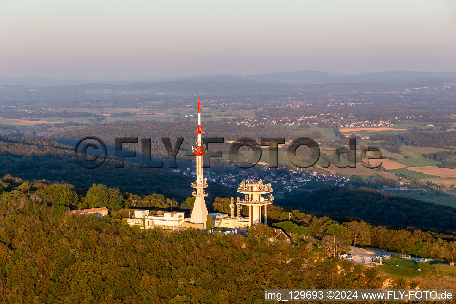 Photographie aérienne de Belvédère de Montfaucon avec pylône de transmission TéléDiffusion De TDF et relais radio ERDF à Montfaucon dans le département Doubs, France